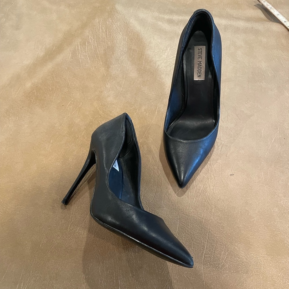 Steve Madden black leather pumps